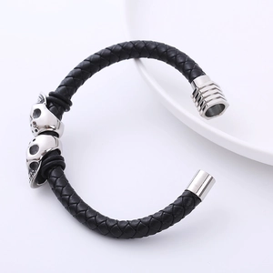 Geflochtenes schwarzes Lederarmband für Herren mit silbernen Totenköpfen und Metallverschluss