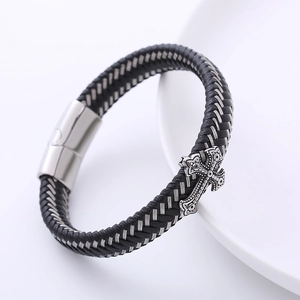 Bracciale da uomo in pelle intrecciata con croce e chiusura magnetica su ceramica bianca