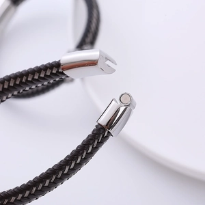 Bracciale intrecciato in pelle da uomo con chiusura magnetica in acciaio inox su sfondo bianco