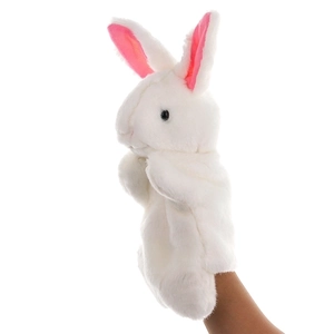 Vue détaillée d'une marionnette lapin en peluche blanche avec oreilles roses sur fond blanc