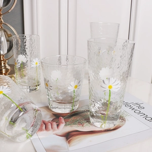 Transparent hammer texture glass cups with small daisy pattern for drinks, set of four