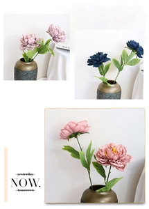 Detailansicht von Seidenpfingstrosen in Rosa und Lila in einer Vintage-Keramikvase