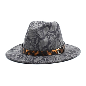 Chapeau fedora gris à motif serpent avec ceinture léopard et boucle métallique chic