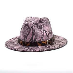 Chapeau fedora imprimé serpent rose avec bande léopard et boucle sur fond blanc