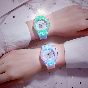 Gros plan de montres LED en silicone pour étudiants avec cadran de rêve et paillettes brillantes