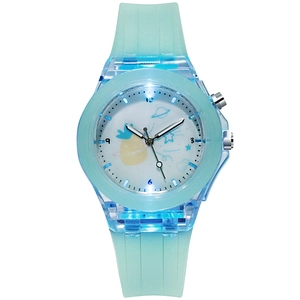 Détail macro du bracelet en silicone bleu clair et du cadran avec motifs de dessin animé