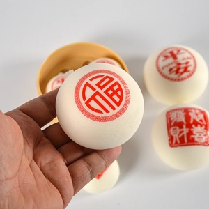 Porte-clés brioche en PU à rebond lent avec caractères traditionnels porte-bonheur rouges