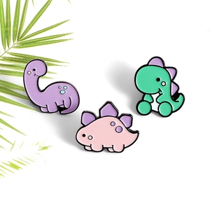 Lot de trois pin's dinosaures mignons en émail aux couleurs pastel violet, rose et vert