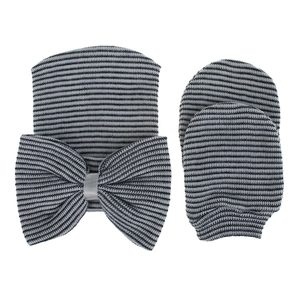 Detalle del conjunto de gorro y mitones para bebé con lazo y rayas gris negro