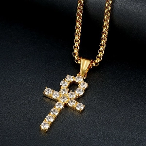 Collier hip hop pendentif croix Ankh plaqué or avec zircons sur fond noir élégant