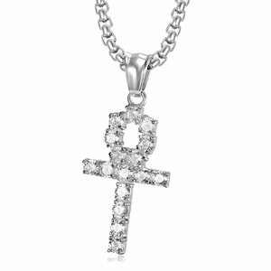 Détail du pendentif croix Ankh argentée sertie de pierres de zircone cubique