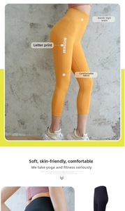Détail du legging de yoga moutarde à taille haute avec texture tricotée et lettrage