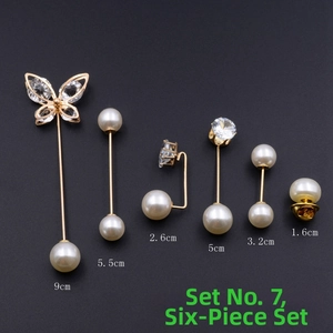 Vue détaillée du lot de 6 épingles de sûreté dorées avec perles et strass variés