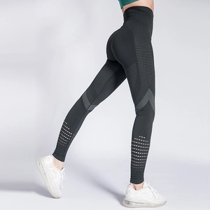 Détail du pantalon de yoga à rayures haute taille avec maille laser et effet fessier sculpté