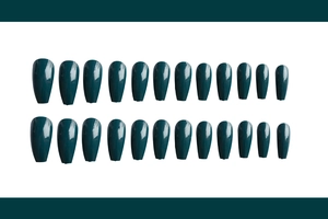 Vista plana de 24 piezas de uñas postizas de bailarina verde oscuro brillante de tallas