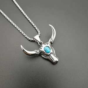 Collier Pendentif Tête de Taureau Vintage Punk en Acier Inoxydable avec Turquoise Incrustée Style Rock Biker Gothique