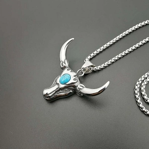 Collier tête de taureau punk avec pierre turquoise polie et chaîne en acier inoxydable