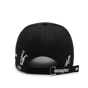 Vista posteriore del cappellino da baseball nero con ricamo bianco e fibbia in metallo