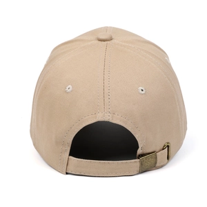 Détail arrière de casquette de baseball kaki avec boucle métallique et texture coton