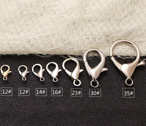 Comparación de diferentes tamaños de cierres de langosta para joyería en oro y plata