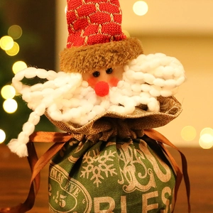 Weihnachts-Geschenkbeutel aus Jute mit Weihnachtsmann-Motiv und festlichem Bokeh-Effekt