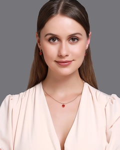 Détail d'une parure élégante en or avec colliers et boucles d'oreilles cœur en cristal