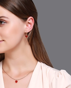 Mannequin portant parure dorée collier et boucles d'oreilles cœurs rouges en cristal