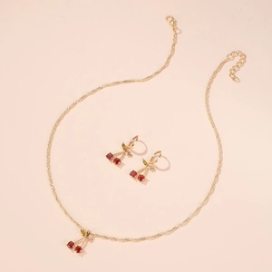 Vue détaillée du collier pendentif cerise et boucles d'oreilles avec cristaux rouges