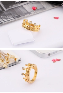 Detailansicht eines goldenen Kronenrings mit Mikro-Pavé-Kristallen und Seiltextur-Band