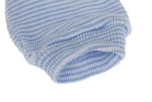 Primer plano de la textura suave de los mitones para bebé de punto a rayas azules