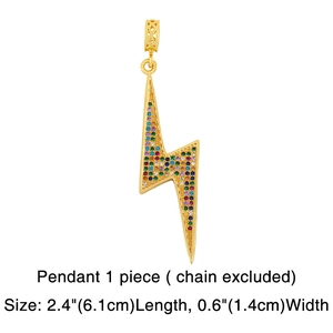 Détail macro du pendentif éclair avec zircons colorés et base en alliage doré