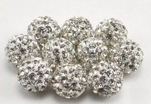 Makro-Nahaufnahme von 10mm weißen glitzernden Diskokugel-Perlen mit Strasssteinen