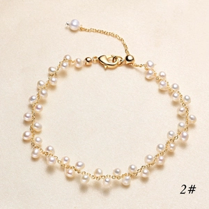 Detailansicht Süßwasserperlen-Armband mit Goldkette auf Champagner-Seidenstoff