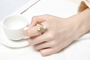 Exaggerated S-shaped titanium steel ring with double pearls and diamonds on model