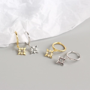 Détail de boucles d'oreilles créoles en argent S925 avec pendentifs étoile et zircons