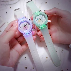 Vue macro de montres LED avec cadrans de dessin animé lumineux et bracelets en silicone