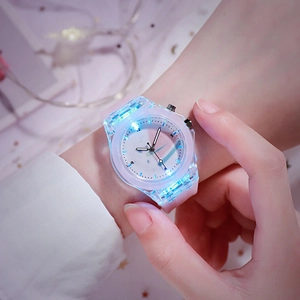 Gros plan d'une montre LED lumineuse avec bracelet en silicone rose et boîtier bleu