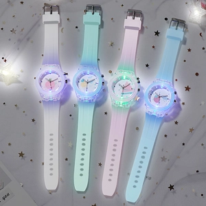 Détail de quatre montres à quartz lumineuses à LED avec bracelets en silicone pour enfants