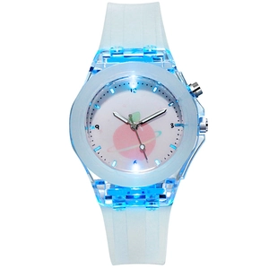 Vue macro de la montre LED bleue transparente avec cadran au design de pêche rose et planète