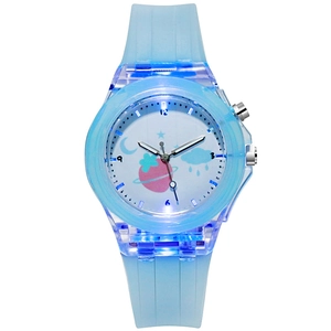 Détail d'une montre gelée bleu clair translucide avec cadran planète et mouvement à trois aiguilles