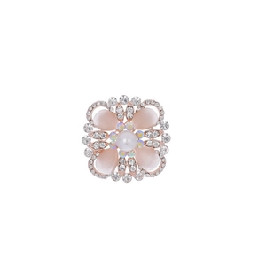 Détail de la broche fleur en or rose avec pierres œil-de-chat roses et une perle