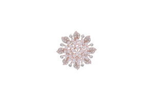 Détail de la broche fleur en or rose avec perles blanches et zircons clairs