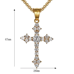 Vue détaillée du pendentif croix dorée avec dimensions de 47mm de haut et 26mm de large
