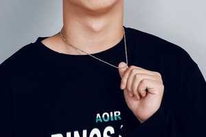 Vue détaillée d'un collier chaîne à billes en acier inoxydable argenté porté par un mannequin