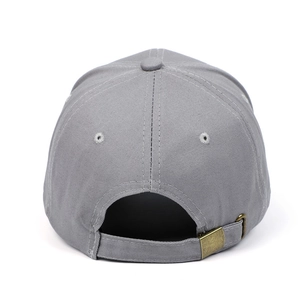 Détail arrière de casquette de baseball gris foncé avec boucle en métal et tissu en coton