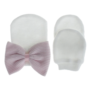 Detalle de gorro de punto blanco para bebé con lazo de rayas rosa y manoplas a juego