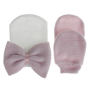Detalle del gorro de punto para bebé con lazo rosa y mitones a juego suaves