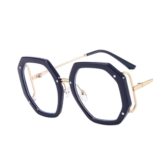 Polygonale blaue Brille mit goldenen Metallbügeln und Anti-Blaulicht-Gläsern im Trend