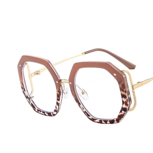 Polygonale geometrische Brille mit braunem Schildpattrahmen und Metallbügeln