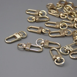 Dettaglio di moschettoni in metallo dorato per gioielli fai-da-te e accessori per borse
